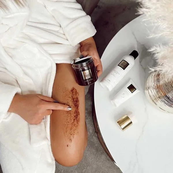 Sve za tuširanje LA PIEL Coffee BABE piling za telo 295g